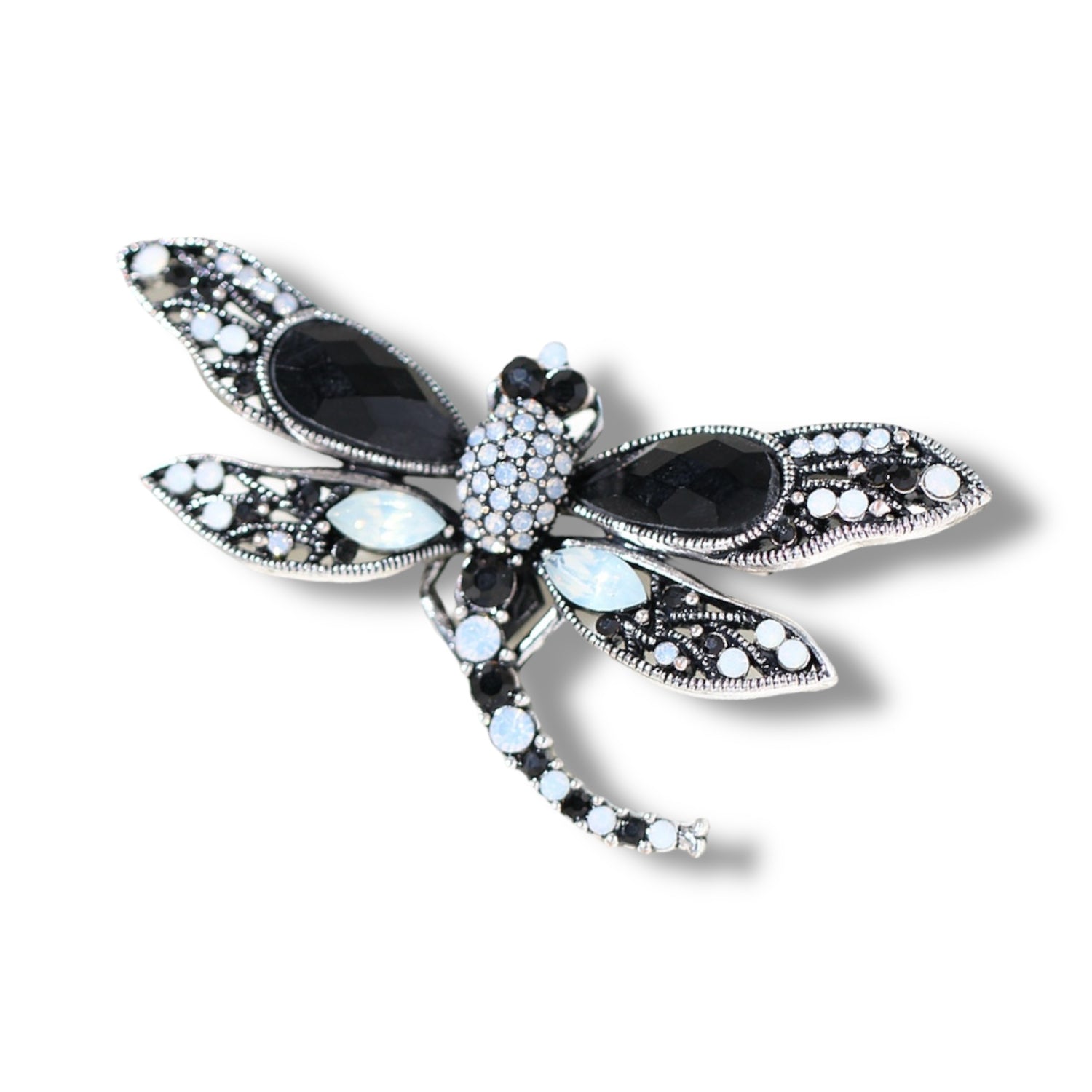 URBBANA Embellished Lapel Pin – A Stylish Expression of Elegance and Individuality